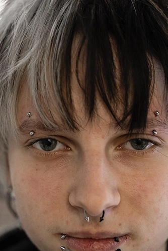 Szimmetrikus páros szemöldök piercing titán ékszerrel. Látható még: septum és snake bites ajak piercing szett.